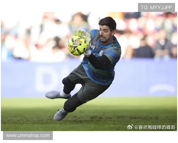 库尔图瓦身披皇马1号球衣表现稳健,持续提升球队防守稳定性