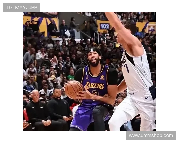 拉塞尔开放式挡拆主导防守节奏，碾压同期内线竞争对手